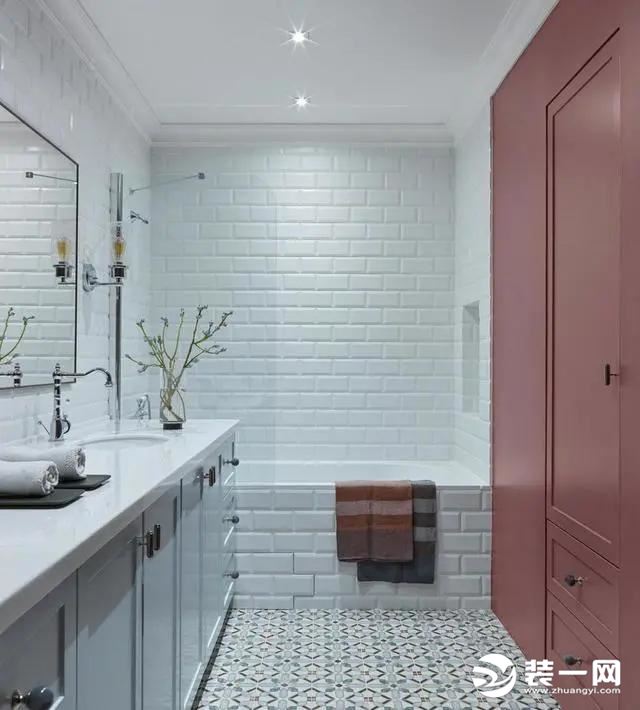 对于整体才40㎡的房子来说，卫生间能装得这么宽敞可以说是相当厉害了！墙砖以及浴缸侧边铺贴的都是小规格