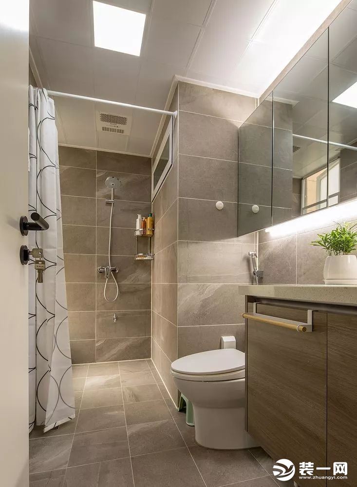 卫生间墙地面铺设灰色系瓷砖  丰富的灯光设置及大面积的镜柜  使整体显得敞亮、明净