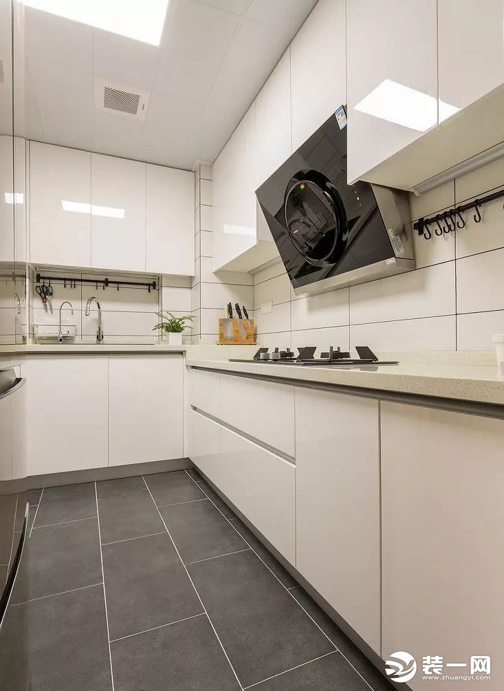 厨房以灰白两色为主调  整个空间给人一种简约  明快的感觉