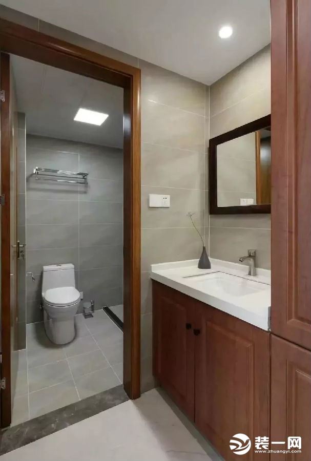 木质镜框凸显品质，卫生间干湿分离处理也便于日常生活使用。