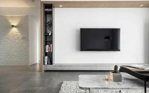 电视背景墙的设计虽然看起来特别简洁，却显得格外大气，白色的墙面，四周利用原木色的板材进行包裹，两侧设