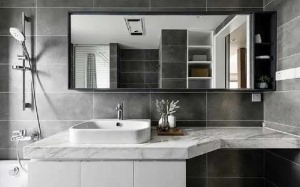 灰色调为主的卫生间，简洁的配色设计看起来却特别高级，带储物柜的镜柜也非常的实用