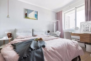 卧室以粉红色、浅灰色为主色调，软式布置以实用性、北欧风元素为主，右手边设置了摆个网格，用作挂衣服配置