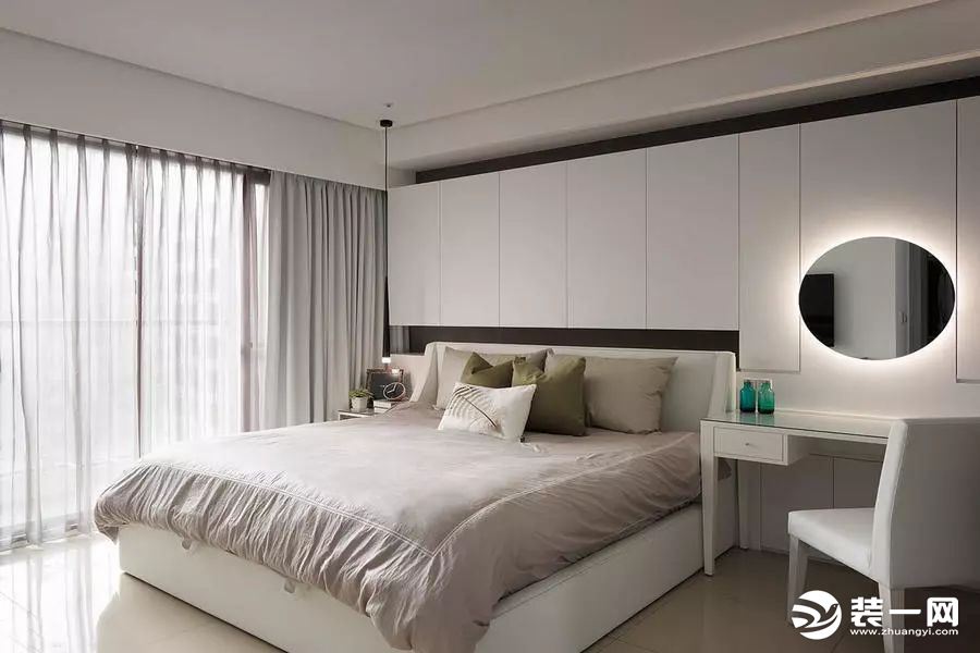 纯白洁净的基调塑造出宁静舒适的休憩氛围，运用梁下空间设置横跨床头及梳妆台的收纳柜，满足生活需求。