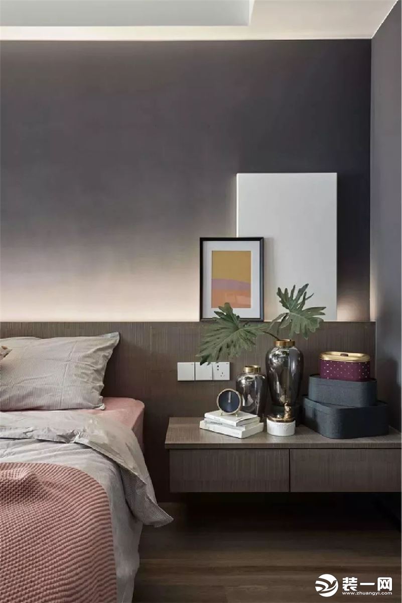 线性的洗墙灯、木工现场制作的床头背板和床头柜、边桌等装饰与巨幅艺术画作相互融合补充，也为空间增添着源