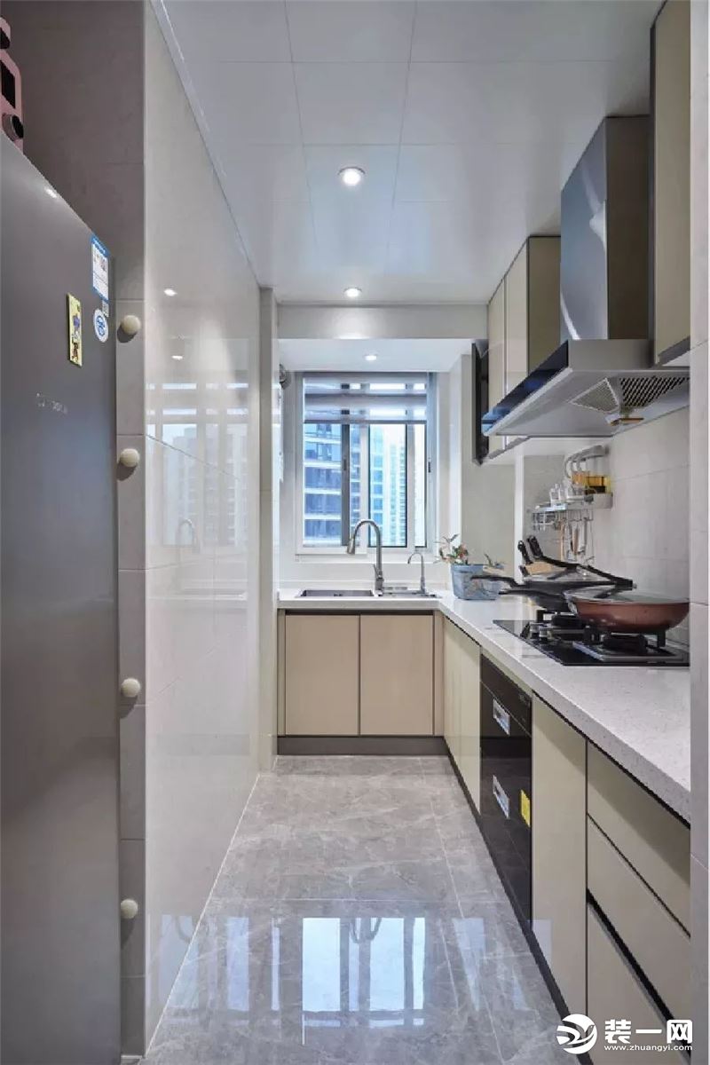 厨房使用“L”型布局，增设了吊柜和洗碗机，充分利用空间的小角落。