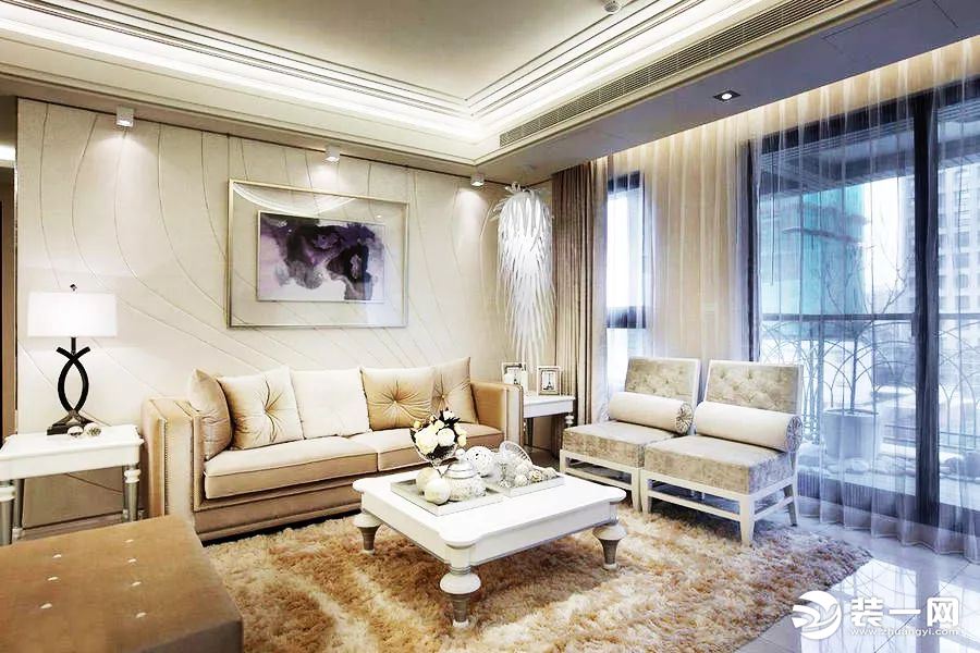 白色流线造型沙发背墙，带来轻盈的视觉感受，简单点缀上艺术画作、造型摆饰，更显奢华优雅