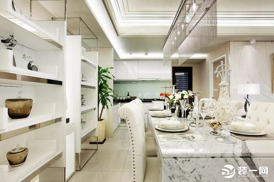 餐厅与厨房相邻，整体风格与客厅类似，均以米白色为主色调，配上镜面装饰，给人纯净开阔的感觉