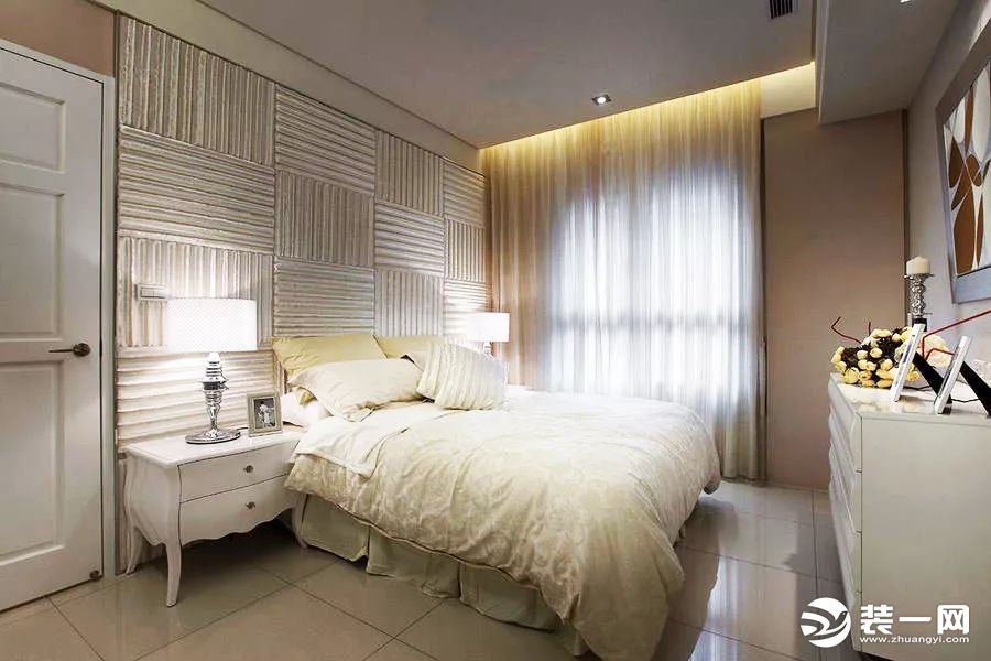 卧室设计的简单大方，配色相当和谐。床头背景墙极具个性，质感很强，搭配柔和的米白色床上用品，在床头灯的