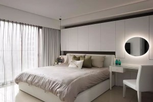 纯白洁净的基调塑造出宁静舒适的休憩氛围，运用梁下空间设置横跨床头及梳妆台的收纳柜，满足生活需求。