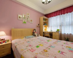 儿童房采用粉色的墙面设计，浅木色家具也与主卧的色调区分开来，显得童真梦幻。