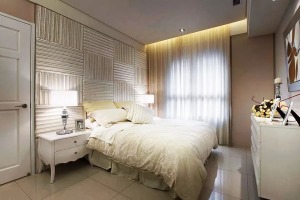 卧室设计的简单大方，配色相当和谐。床头背景墙极具个性，质感很强，搭配柔和的米白色床上用品，在床头灯的