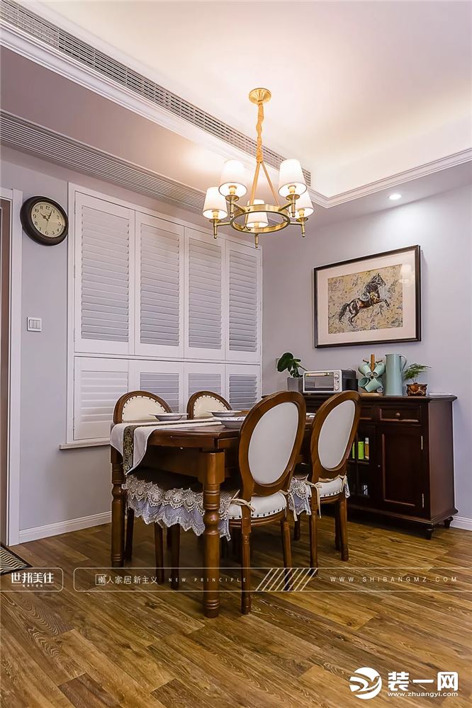 餐厅和客厅连为一体，餐桌椅的颜色和客厅保持一致，主要以木质的家具为主。座椅的坐垫、靠背用白色作为点缀