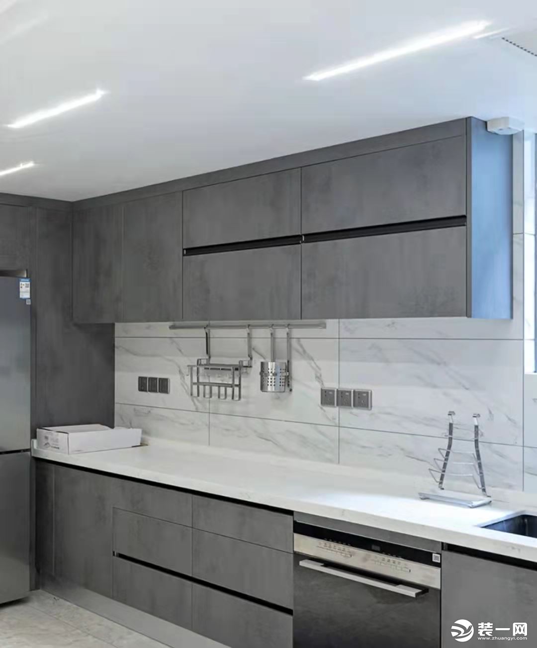 灰色橱柜的高级感 做梦都想要的厨  房 +在厨房设计中，灰色虽然不够明亮，但它比黑色更有弹性，比白色