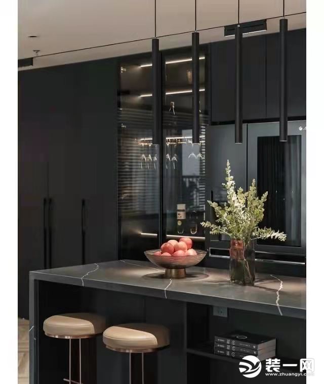开放式厨房+中岛台设计 以黑色为主色调，加上些原木色 L型的橱柜，包含操作台+电器柜+酒柜  操作台