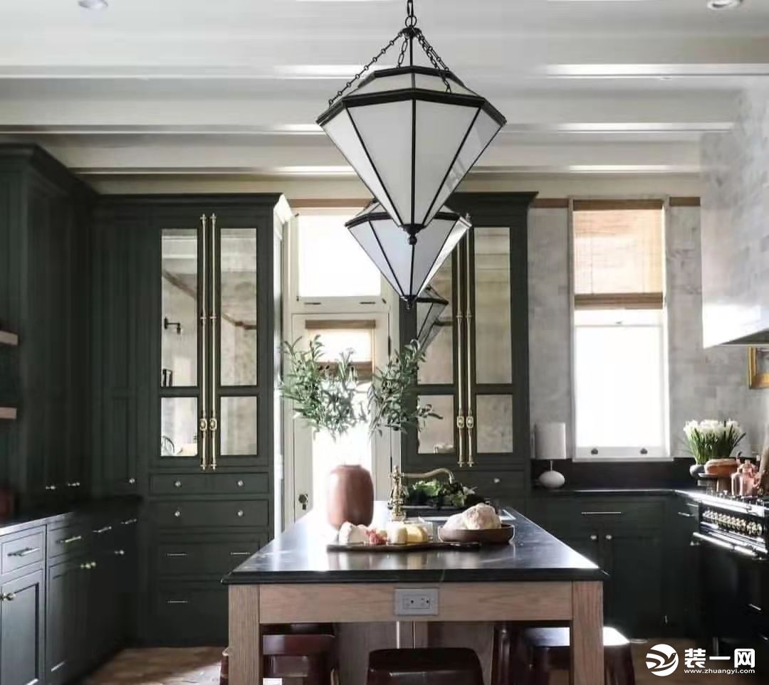 这是一个有温度，有深度，有质感的厨房 独特的复古绿搭配高级大理石灰，古铜色把手，法式炉灶，各种装饰复