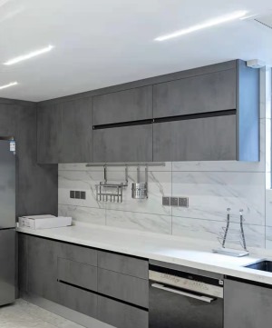 灰色橱柜的高级感 做梦都想要的厨  房 +在厨房设计中，灰色虽然不够明亮，但它比黑色更有弹性，比白色