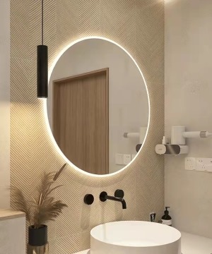 浴室我们既然要回归自然，软装硬装材质肯定要全哑光，木纹肯定要有的，色调我们采用原木色的浅色系，灯光暖