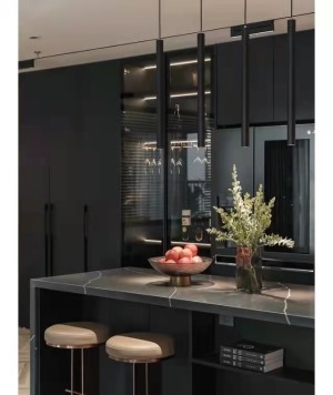 开放式厨房+中岛台设计 以黑色为主色调，加上些原木色 L型的橱柜，包含操作台+电器柜+酒柜  操作台