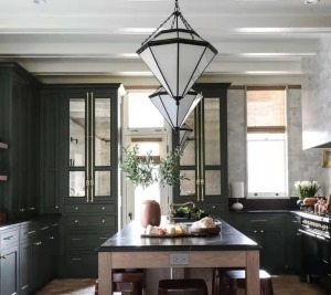 这是一个有温度，有深度，有质感的厨房 独特的复古绿搭配高级大理石灰，古铜色把手，法式炉灶，各种装饰复