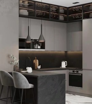 简约大气的法式轻奢厨房，以高级低调的浅灰色为主，搭配黑色岩板岛台，橱柜用了嵌入式灯带，这些搭配都让厨