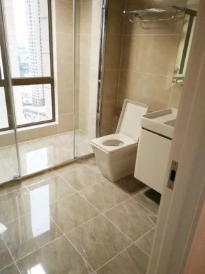 为了减少压抑感，设计师将素雅米色与白色洁具搭配，让这个卫浴空间也显得通透明亮。