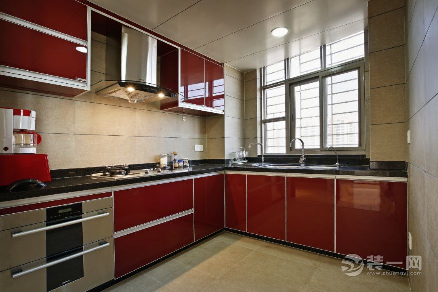 厨房采用比较现代的设计方案