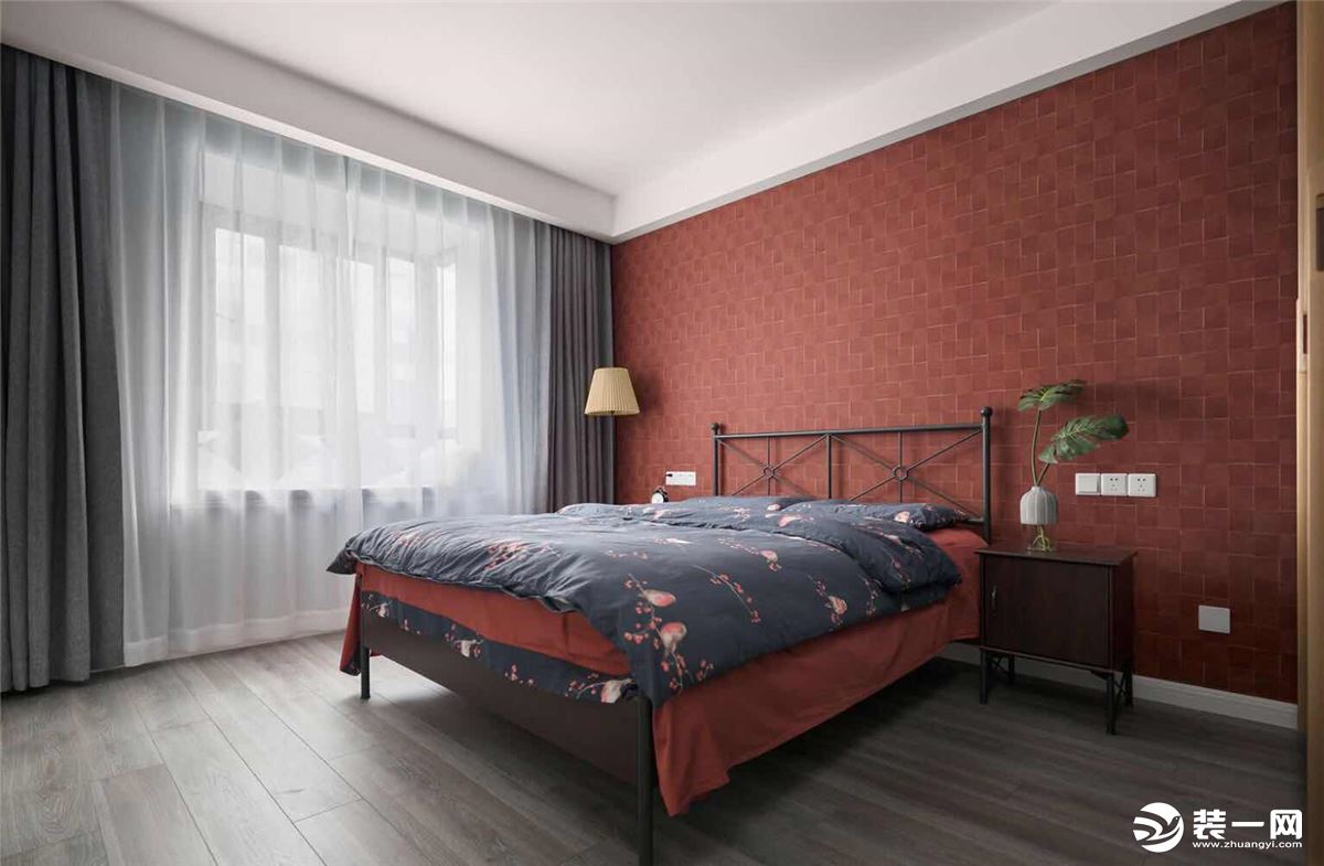 卧室采用大胆的皮革床头背景，高贵典雅。