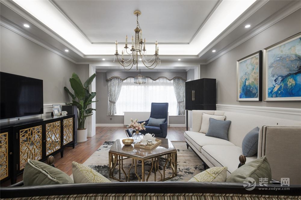 客厅，包色的墙面加白色的沙发，因为小装饰的加入显得低调浪漫