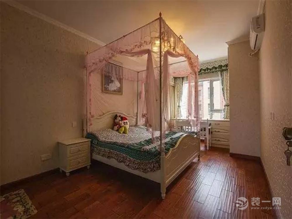 卧室，昏黄的灯光和粉色帷幔使卧室显得温馨、浪漫。