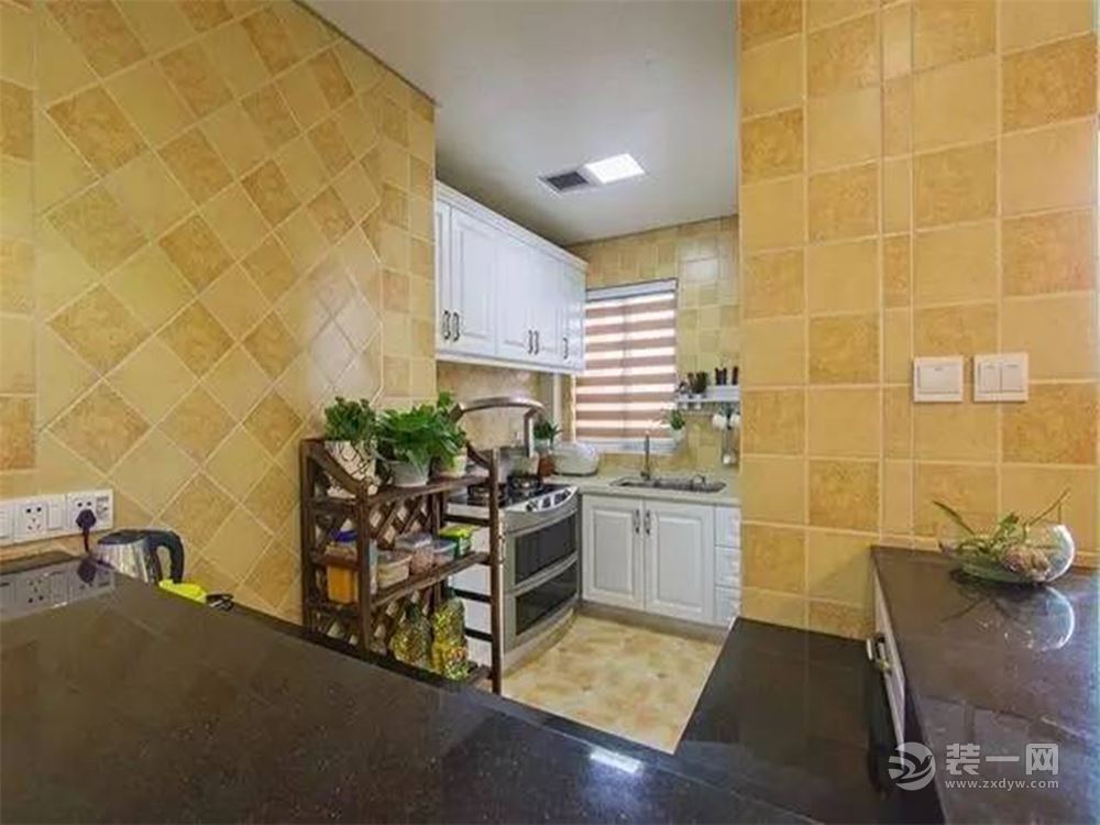 厨房，厨房的墙面和地面铺上土黄色瓷砖，加上白色橱柜，和整个屋子的格调一致。
