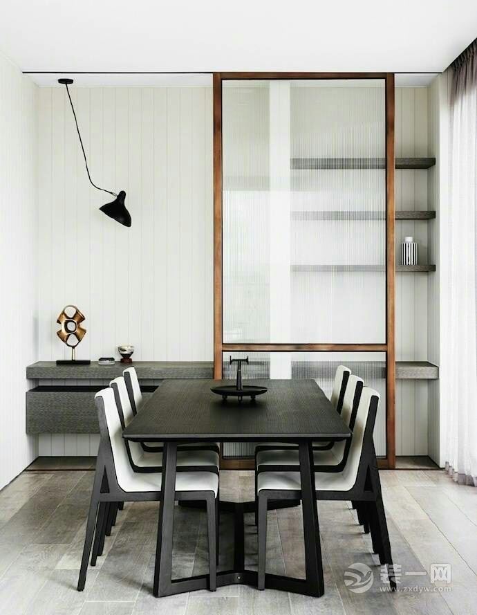 餐厅，深色的餐桌和浅色的餐椅搭配，色彩简单有干净