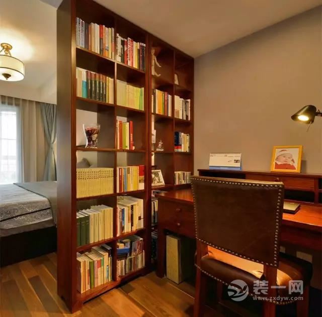 是一个两居室，只有主卧和儿童房，于是业主在主卧里，用书架给自己隔出了一个小的办公区
