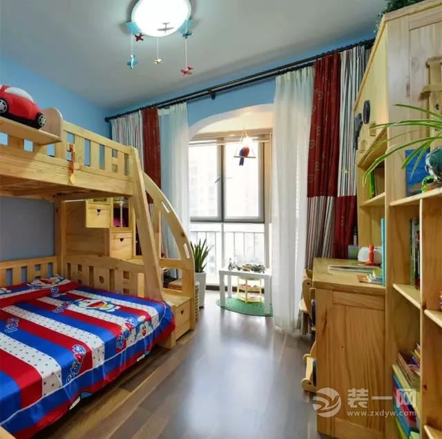 首先儿童房的家具，全都以原木色木质材料为主，更为自然环保健康