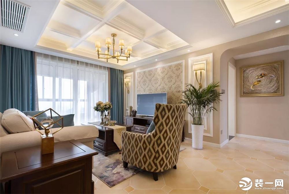现代美式的布艺沙发，结合一款复古优雅的地毯，一个实木小茶几与电视柜，整个空间的搭配高档而又精致舒适；
