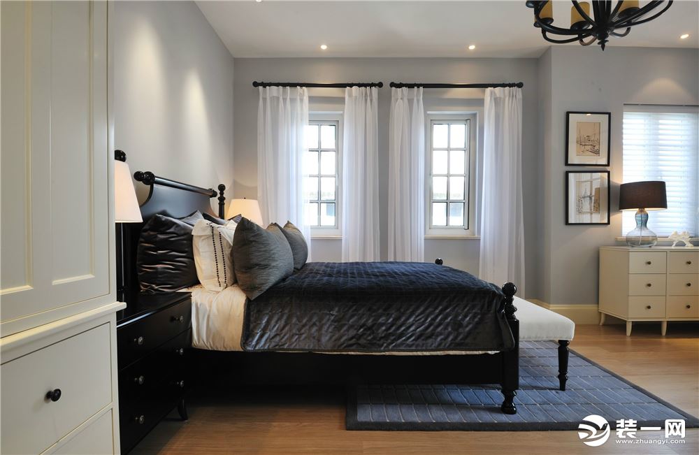 卧室：简约的基本色调，配上素色系的窗帘，完美的构造了休息区。