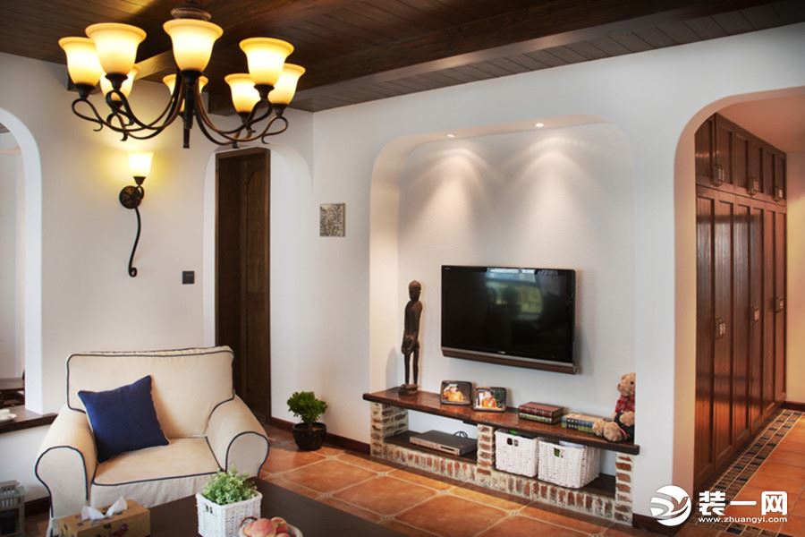 电视背景墙的简单设计，让整个客厅看起来更具时尚感。