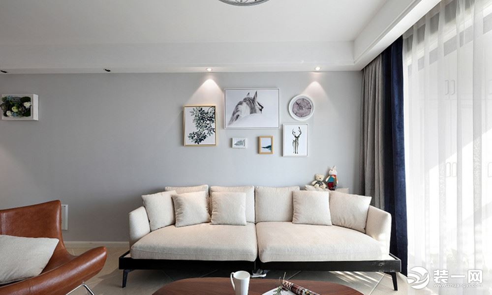 沙发区：白色基调的主题色彩，空间感更强。