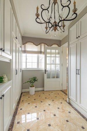门厅，白色的鞋柜与花色的砖温馨浪漫