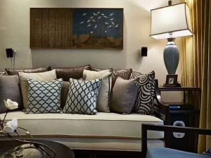 客厅沙发，原木色的沙发框架加上布艺沙发垫