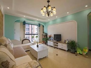 客厅，水蓝色墙面、大大小小的盆栽给客厅带来大自然的清新之气。