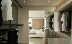 主卧除了衣柜还有一个衣帽间设计，收纳空间更大。