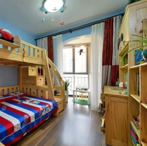 首先儿童房的家具，全都以原木色木质材料为主，更为自然环保健康