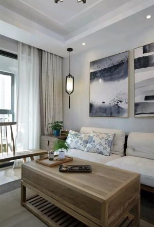 白色墙壁+原木色家具，整个浅色系的室内整体，洋溢着自然、宁静与优雅之感。