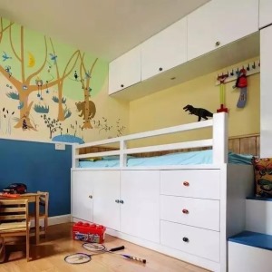 儿童房则是依据孩子的天性装饰而成，色彩鲜艳，丰富多彩的墙面很能引起孩子的兴趣。床的底部是收纳柜的设计
