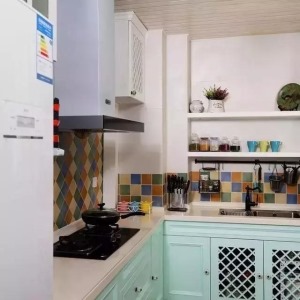 厨房色彩相对来说较为丰富，浅蓝色的橱柜，让充满油烟味的厨房多了些清新。五彩斑斓的瓷砖墙面让空间变得活