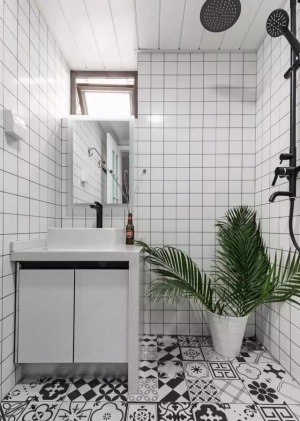 卫生间只有2平方米，盥洗池台面直接落地，防止柜体受潮，黑色的淋浴花洒既彰显业主的个性也与地面的黑白花