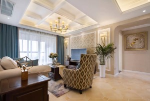 现代美式的布艺沙发，结合一款复古优雅的地毯，一个实木小茶几与电视柜，整个空间的搭配高档而又精致舒适；
