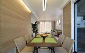 餐厅空间：及其简单的家具成列，加上富有生命气息的绿色元素，更显活力十足。