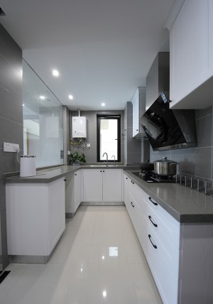 T字形的橱柜设计，合理的利用了有限的空间，让整个厨房更加的宽阔。